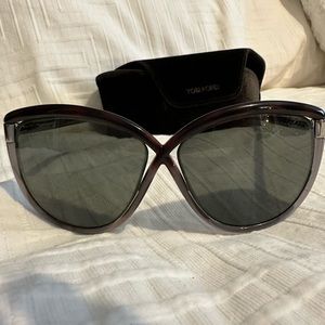 Tom Ford butterfly sunglasses with case and lint cloth